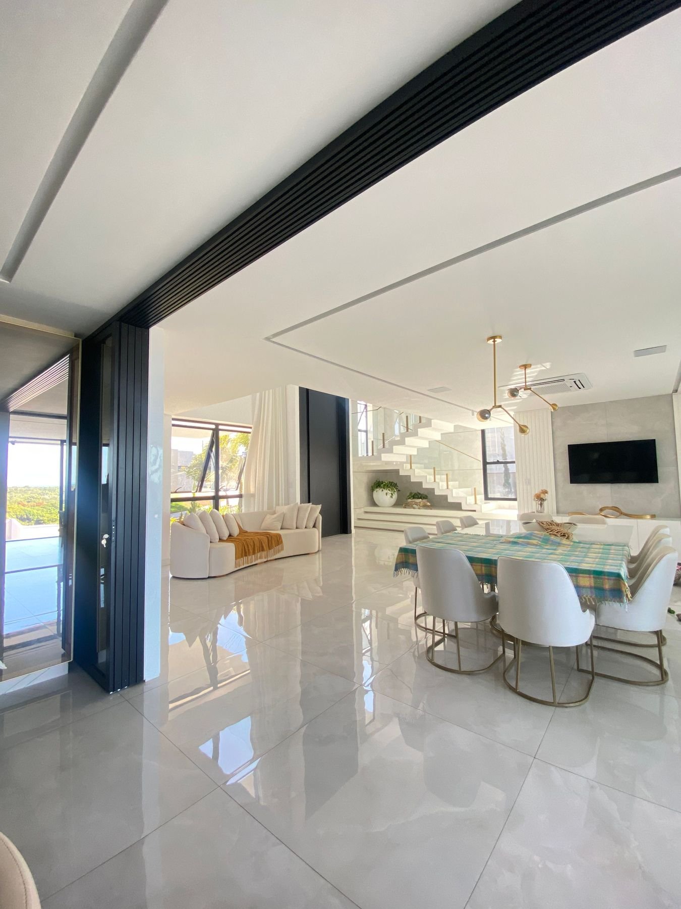 Ambiente com piso de porcelanato polido