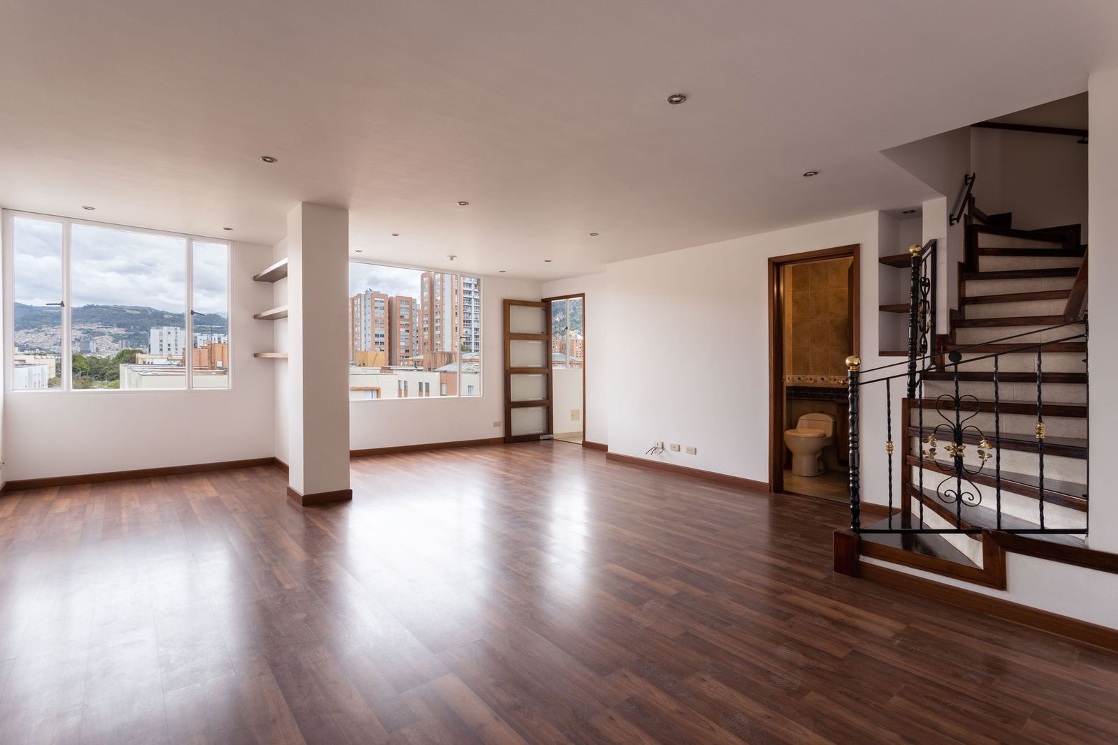 Ambiente amplo com piso laminado amadeirado